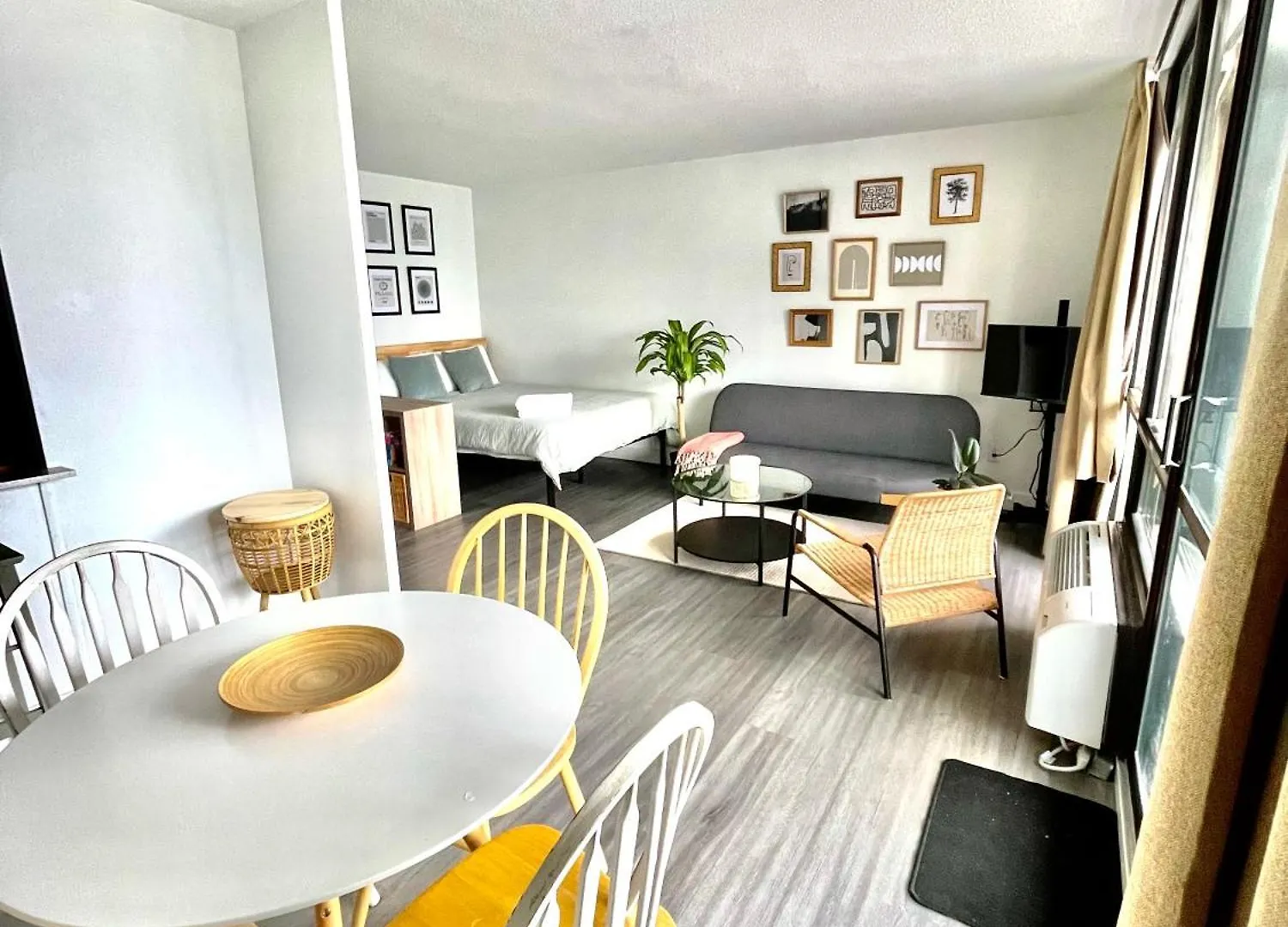 Toronto Bachelor Midtown Apartment Canada